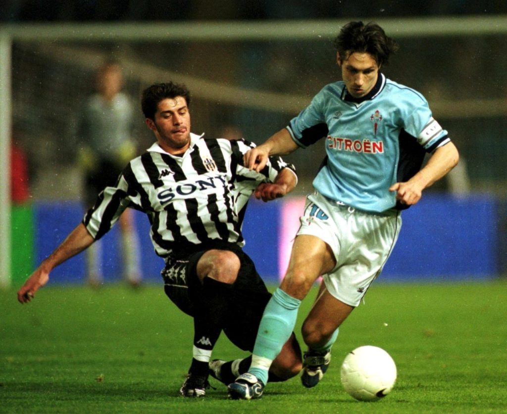 VG01 - 20000309 - VIGO, SPAIN : Celta de Vigo's Russian Alexander Mostovoi (R) fights for the ball with Tacchinardi (L) of Juventus Turin during their UEFA Cup match at Balaidos stadium Thursday 09 March 2000. ***ELECTRONIC IMAGE***.