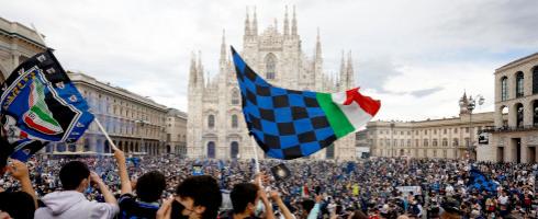 Inter-2105-flag-scudetto-duomo-epa