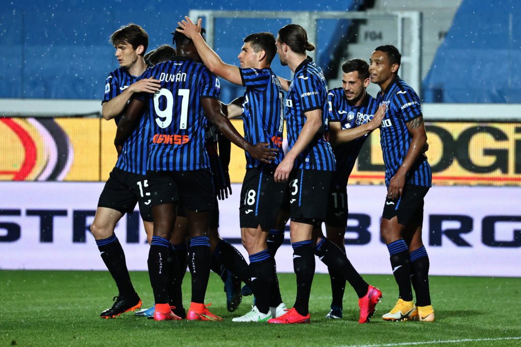 Atalanta players celebrate a Luis Muriel goal against Benevento