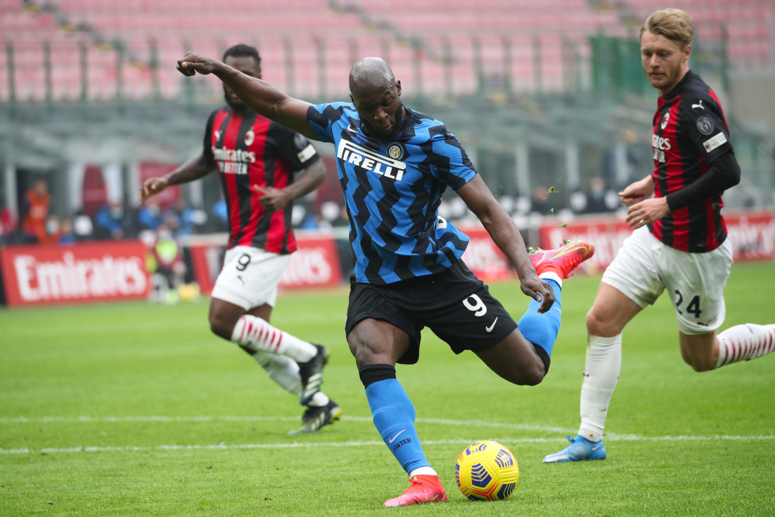 Romelu Lukaku scores in the Milan derby