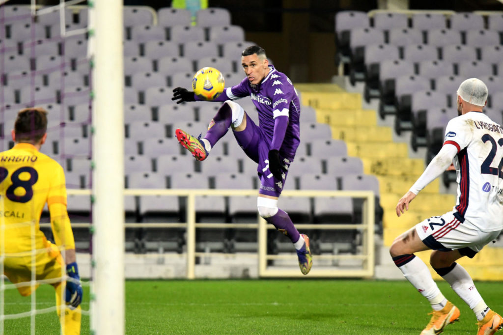 José Maria Callejon tries to control the ball in Fiorentina vs. Cagliari