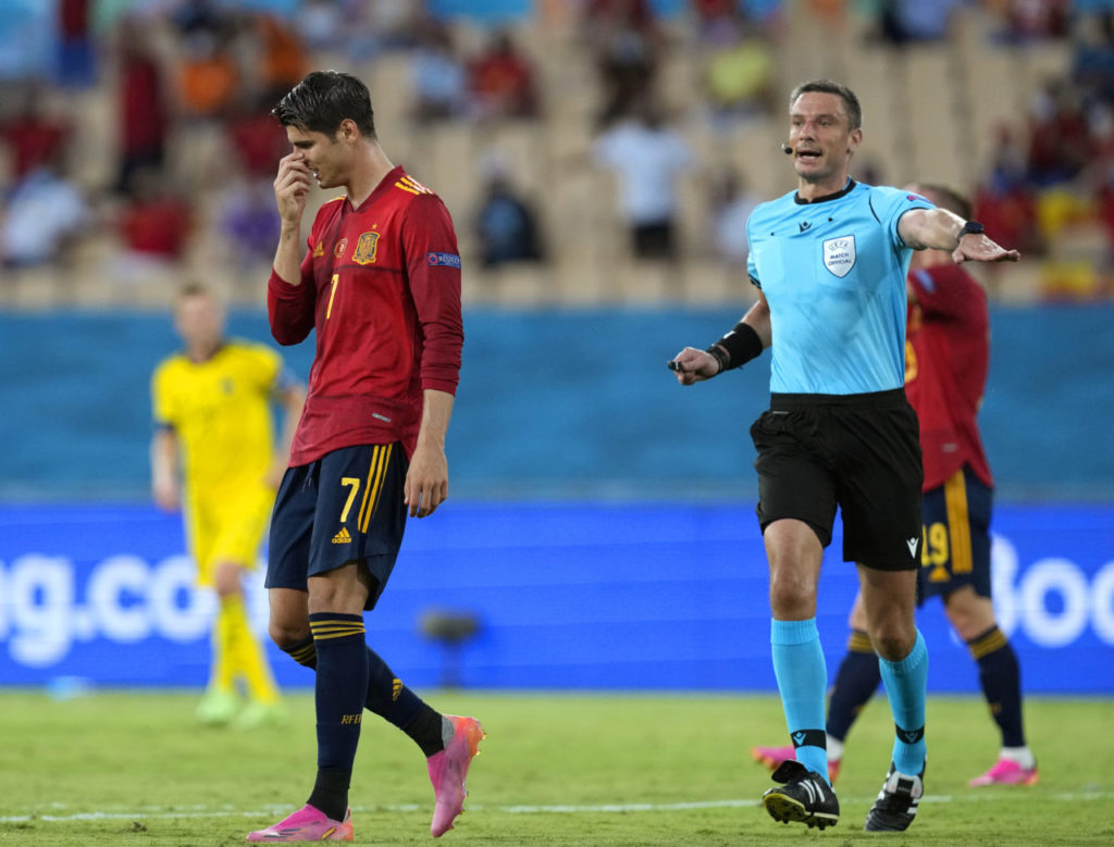 epa09271708 Alvaro Morata (L) of Spain reacts next to Slovenian referee Slavko Vincic (R) during the UEFA EURO 2020 group E preliminary round soccer match between Spain and Sweden in Seville, Spain, 14 June 2021. EPA-EFE/Thanassis Stavrakis / POOL (RESTRICTIONS: For editorial news reporting purposes only. Images must appear as still images and must not emulate match action video footage. Photographs published in online publications shall have an interval of at least 20 seconds between the posting.)