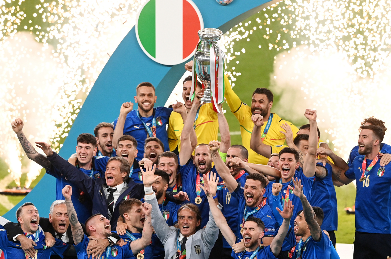 Италия чемпионы сколько раз. Сборная Италии по футболу евро 2020 Кубок. Италия чемпион Европы 2021. Чемпионы Европы по футболу 2021. Сборная Италии чемпион Европы.