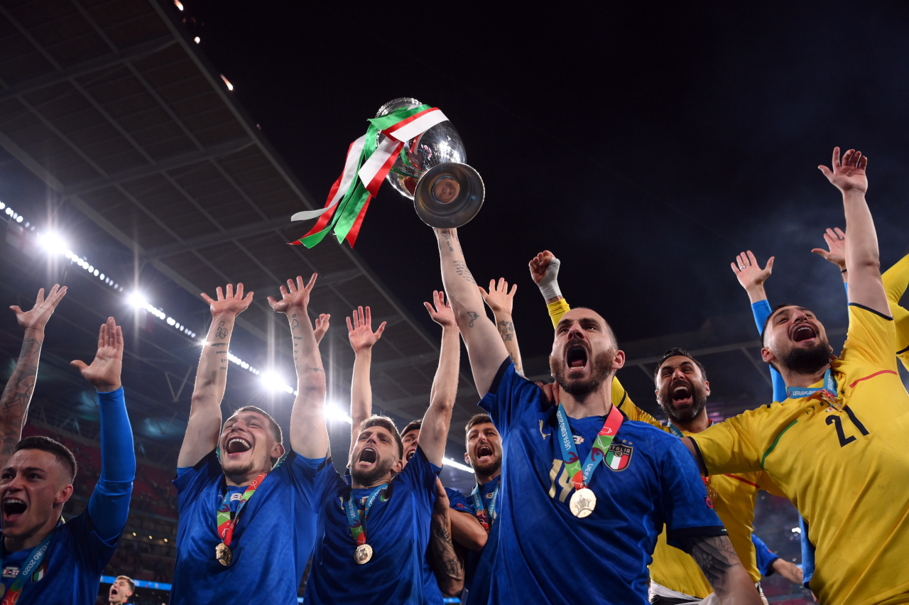 Футбол кубок 2021. Италия чемпион Европы 2021. Сборная Италии евро 2020. Сборная Италии чемпион Европы. Италия чемпион Европы 2020.