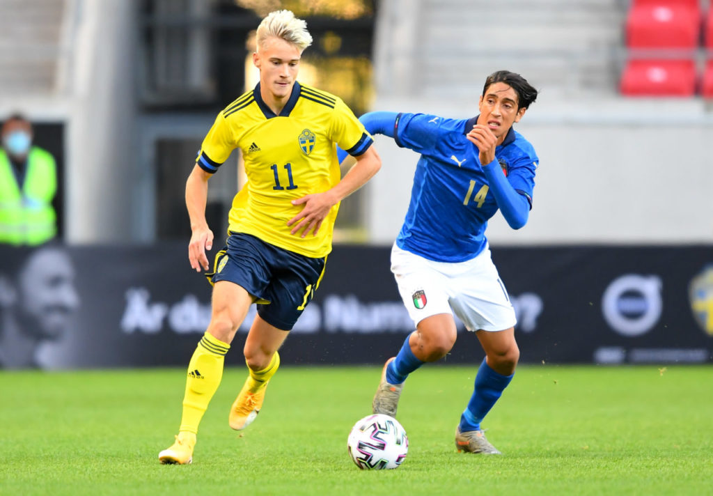 epa08654973 Sweden's Pontus Almqvist (L) and Italy's Youssef Maleh fight for the ball during the UEFA Under-21 European Championship qualifying soccer match between Sweden and Italy at Guldfageln Arena in Kalmar, Sweden, 08 September 2020. EPA-EFE/Patric Soderstrom/TT *** SWEDEN OUT ***