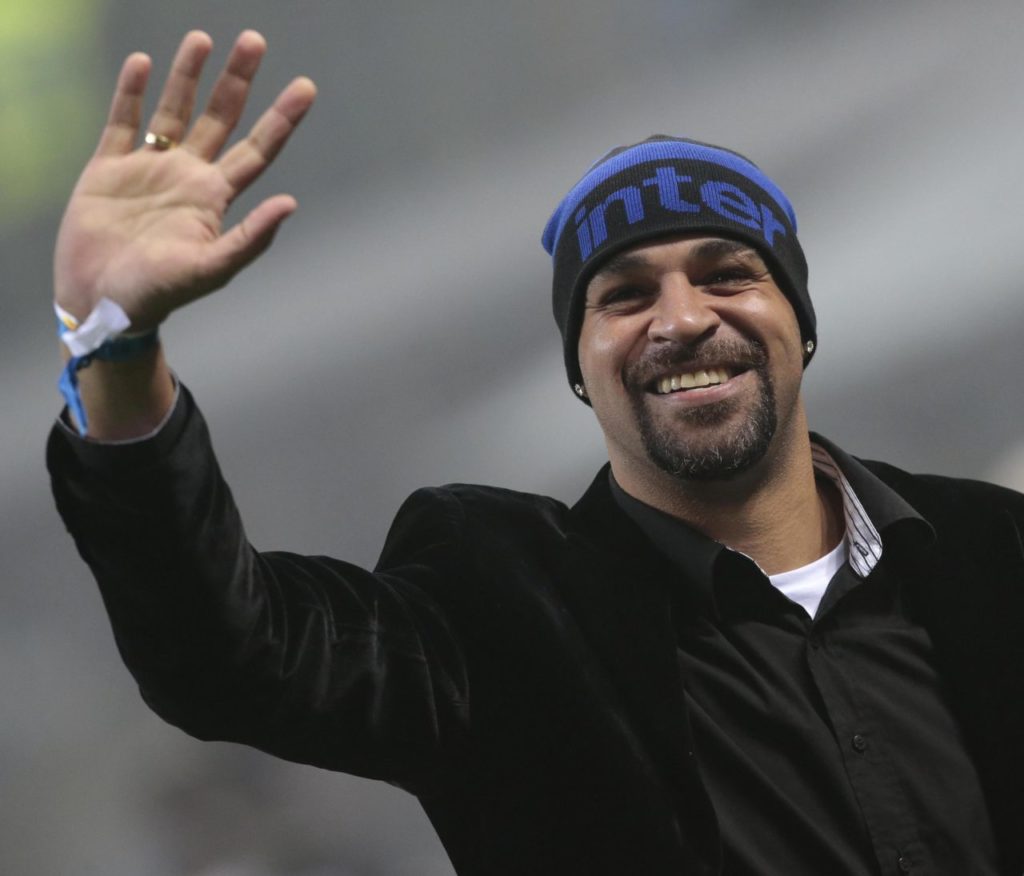 epa05684932 Former Inter's forward Adriano Leite Ribeiro greets supporters prior to the Italian Serie A soccer match Inter FC vs SS Lazio at Giuseppe Meazza stadium in Milan, Italy, 21 December 2016. EPA/EMILIO ANDREOLI
