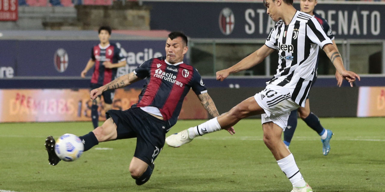 epa09224264 Bologna's Gary Medel (L) and Juventus' Paulo Dybala (R) in action during the Italian Serie A soccer match Bologna FC vs Juventus FC at Renato Dall'Ara stadium in Bologna, Italy, 23 May 2021. EPA-EFE/ELISABETTA BARACCHI