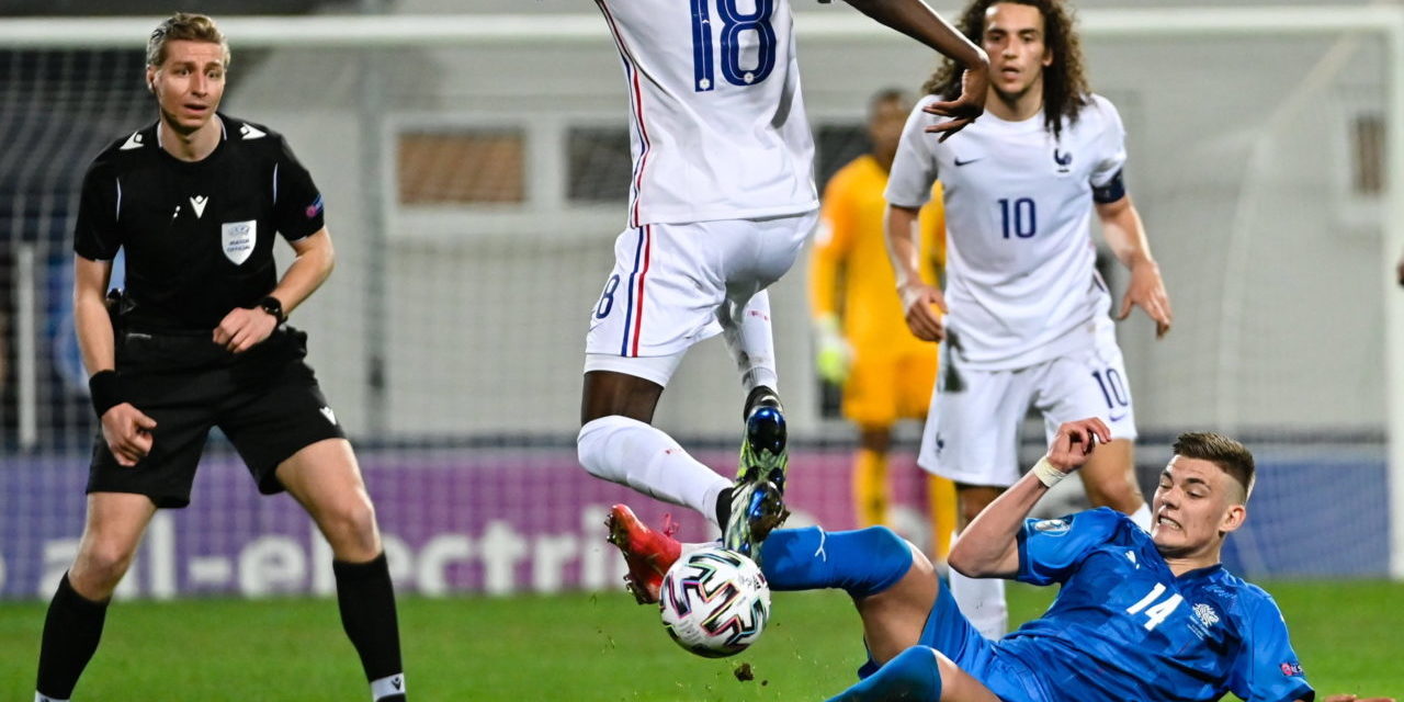 epa09109245 Randal Kolo Muani (C) of France in action against Brynjolfur Andersen Willumsson of Iceland during the UEFA European Under-21 Championship match between Iceland and France in Gyirmot, Hungary, 31 March 2021. EPA-EFE/TAMAS VASVARI HUNGARY OUT
