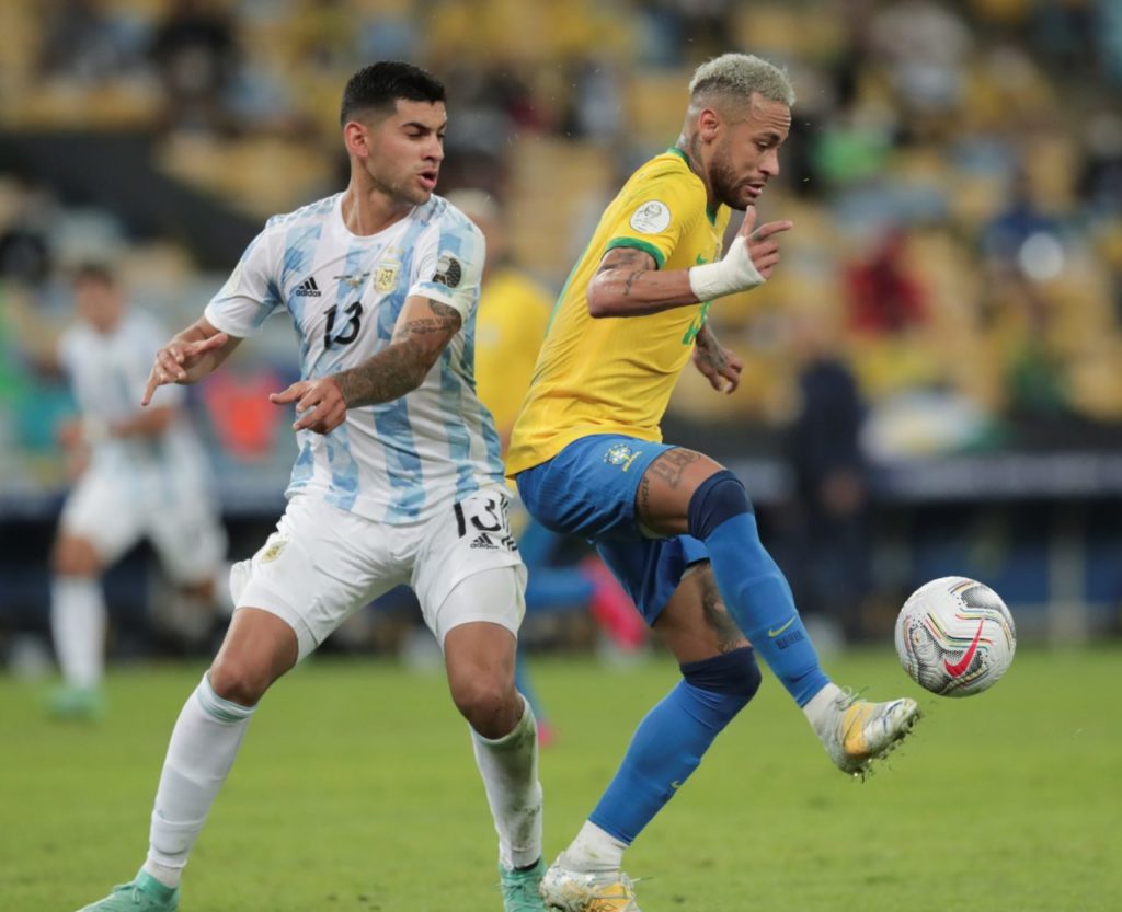 epa09336453 Cristian Romero (L) of Argentina fights for the ball with Neymar of Brazil during the Copa America 2021 final between Argentina and Brazil at the Maracana Stadium in Rio de Janeiro, Brazil, 10 July 2021. EPA-EFE/Andre Coelho