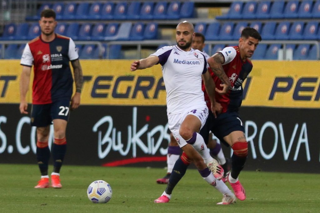 epa09194811 Cagliari's Alessandro Deiola (R) and Fiorentina's Sofyan Amrabat (C) in action during the Italian Serie A soccer match Cagliari Calcio vs ACF Fiorentina at Sardegna Arena stadium in Cagliari, Sardinia island, Italy, 12 May 2021. EPA-EFE/Fabio Murru