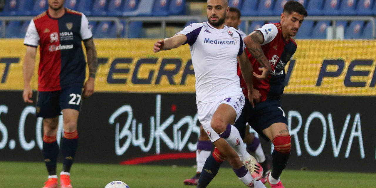 epa09194811 Cagliari's Alessandro Deiola (R) and Fiorentina's Sofyan Amrabat (C) in action during the Italian Serie A soccer match Cagliari Calcio vs ACF Fiorentina at Sardegna Arena stadium in Cagliari, Sardinia island, Italy, 12 May 2021. EPA-EFE/Fabio Murru