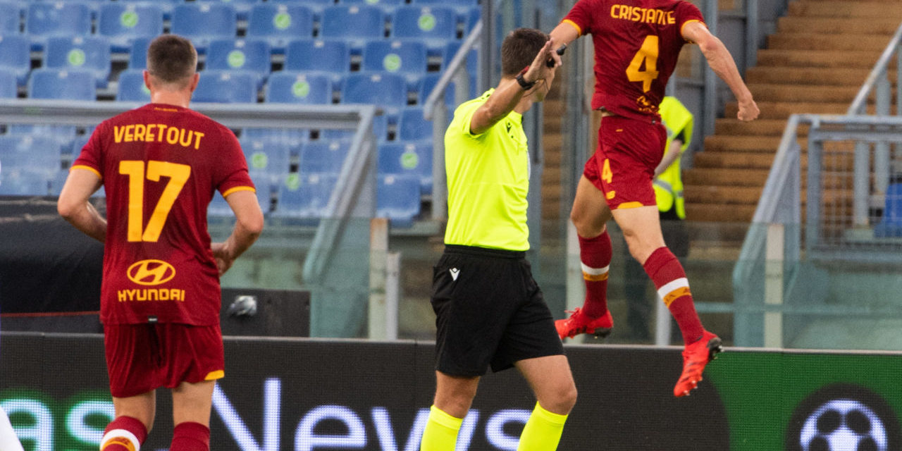 epa09430909 Roma's Bryan Cristante (R) jubilates after scoring the 1-0 lead during the UEFA Conference League Play-offs 2nd leg soccer match between Roma and Trabzonspor at Olimpico Stadium in Rome, Italy, 26 August 2021. EPA-EFE/MAURIZIO BRAMBATTI