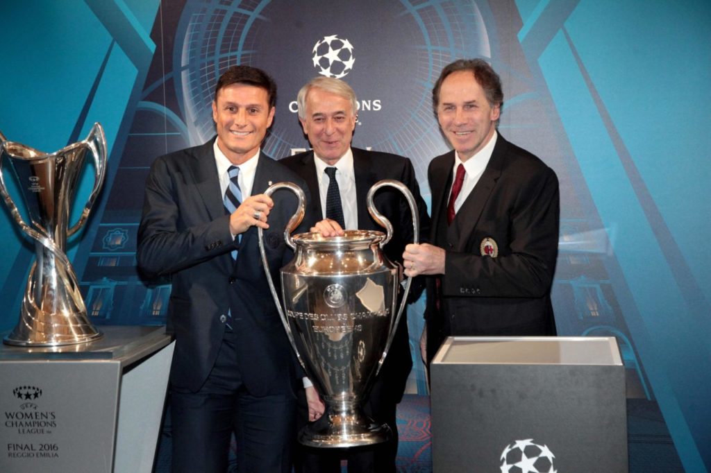 epa05272369 Former soccer players Javier Zanetti (L) and Franco Baresi (R) with Milan's mayor Giuliano Pisapia (C) pose with the Uefa Champions League Trophy at Palazzo Marino in Milan, Italy, 22 April 2016, ahead of the 2016 final match on 28 May at the Meazza Stadium in Milan. EPA/MOURAD BALTI TOUATI