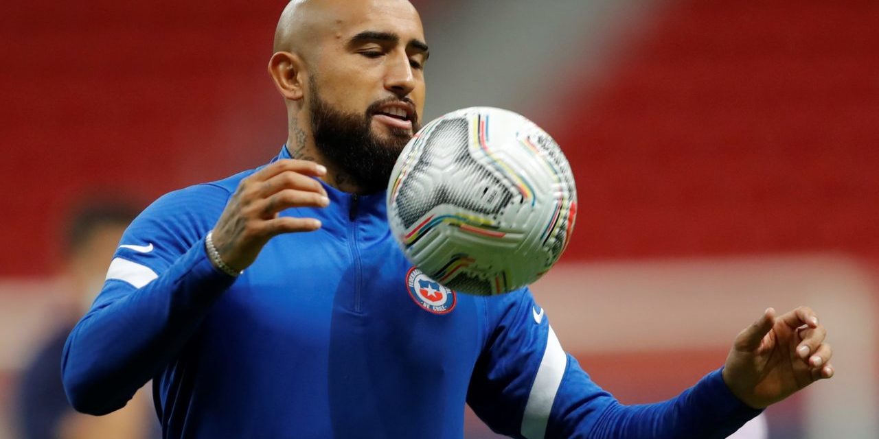 epa09299844 Chile's Arturo Vidal warms up prior to the Copa America soccer match between Chile and Paraguay at the Mane Garrincha Stadium in Brasilia, Brazil, 24 June 2021. EPA-EFE/Fernando Bizerra Jr