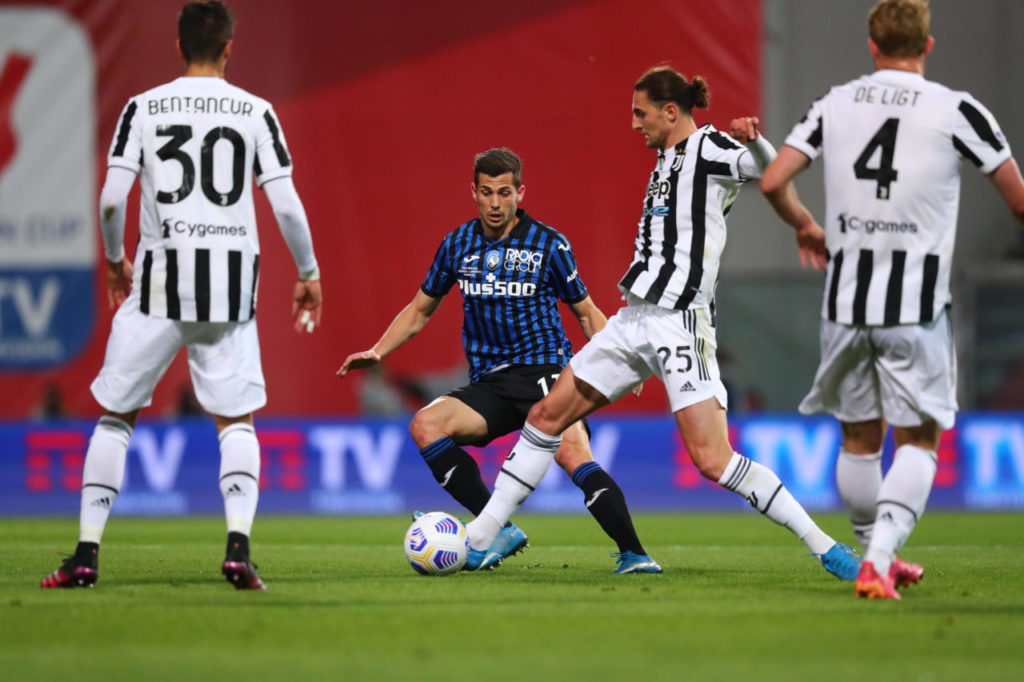 epa09213566 Juventus's Adrien Rabiot (2-R) competes for the ball with Atalanta's Remo Freuler (2-L) of Atalanta during the Italian Cup final soccer match between Atalanta BC and Juventus FC at Mapei Stadium in Reggio Emilia, Italy, 19 May 2021. EPA-EFE/PAOLO MAGNI