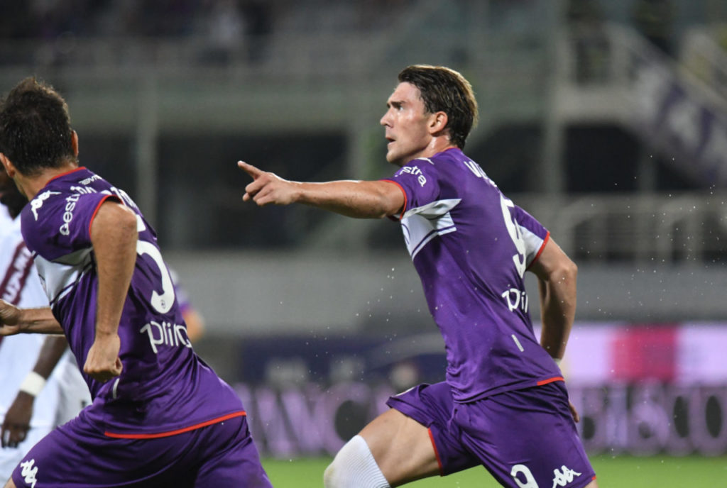 epa09434748 Fiorentina's forward Dusan Vlahovic celebrates after scoring during the Italian Serie A soccer match between ACF Fiorentina and Torino Fc at the Artemio Franchi stadium in Florence, Italy, 28 August 2021. EPA-EFE/CLAUDIO GIOVANNINI