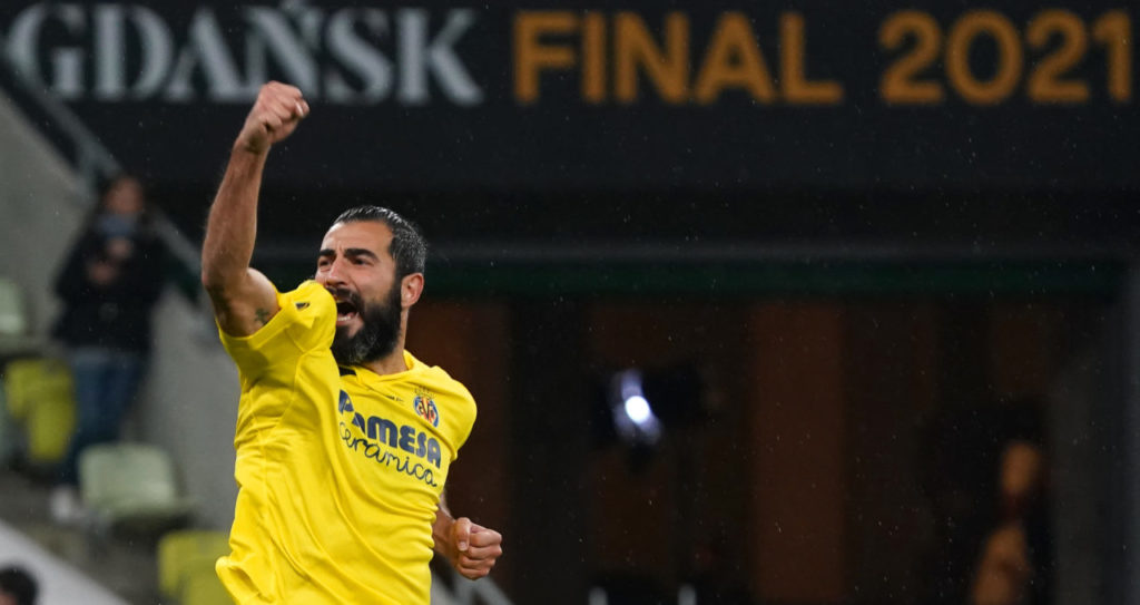 epa09230372 Raul Albiol of Villarreal celebrates after scoring during the penalty shootout of the UEFA Europa League final soccer match between Villarreal CF and Manchester United in Gdansk, Poland, 26 May 2021. EPA-EFE/Janek Skarzynski / POOL