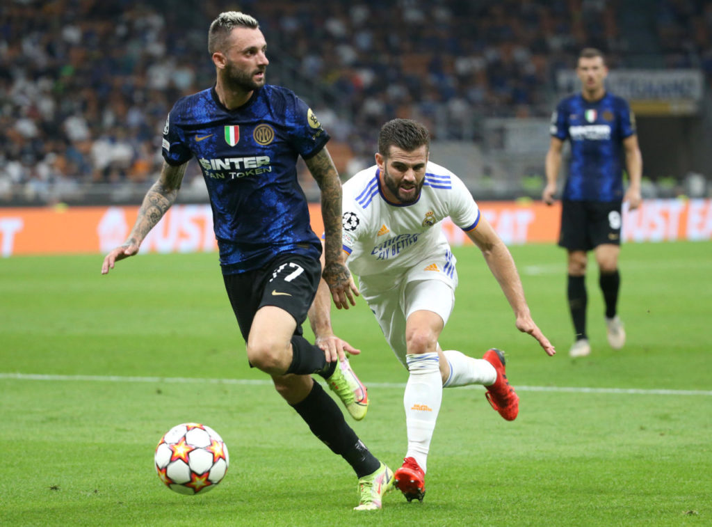 epa09470545 Inter Milan?s Marcelo Brozovic (L) challenges for the ball Real Madrid's Nacho Fernandez during the UEFA Champions League group D soccer match between FC Inter and Real Madrid at Giuseppe Meazza stadium in Milan, Italy, 15 September 2021. EPA-EFE/MATTEO BAZZI