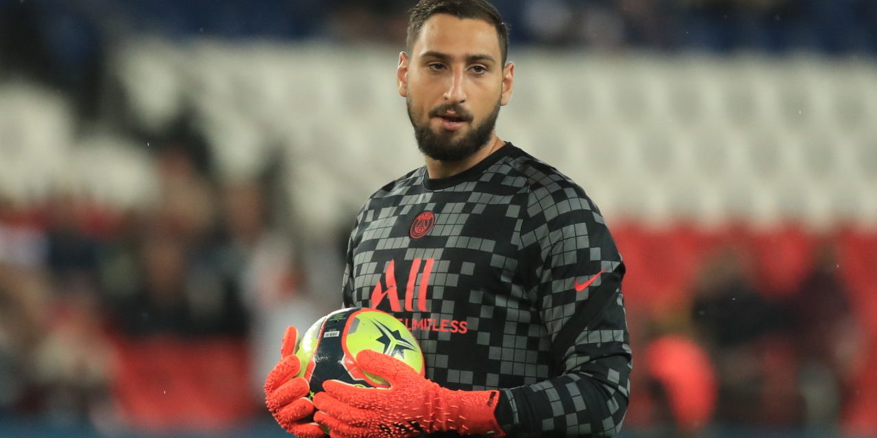 epa09488349 Paris Saint Germain's goalkeeper Gianluigi Donnarumma warms up for the French Ligue 1 soccer match between PSG and Montpellier at the Parc des Princes stadium in Paris, France, 25 September 2021. EPA-EFE/CHRISTOPHE PETIT TESSON