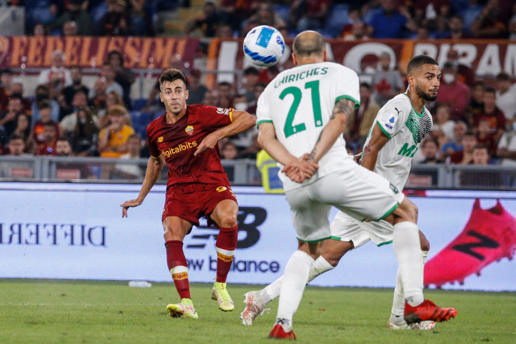 epa09464410 Roma's Stephan El Shaarawy (L) scores the 2-1 lead during the Italian Serie A soccer match between AS Roma and US Sassuolo Calcio at the Olimpico stadium in Rome, Italy, 12 September 2021. EPA-EFE/FABIO FRUSTACI