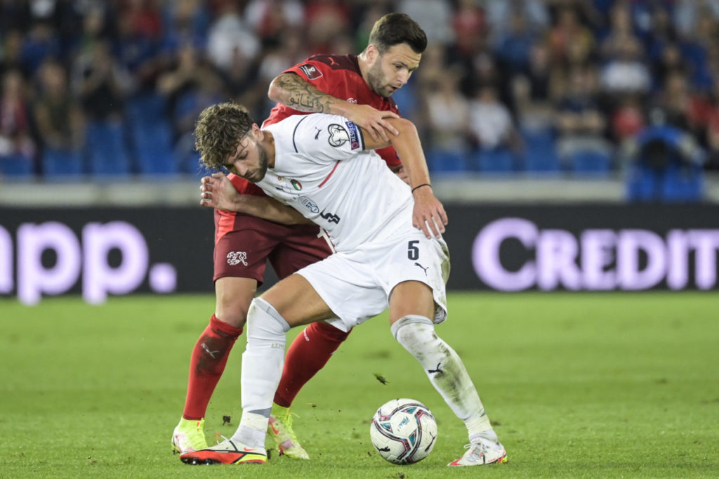 epa09450217 Switzerland's Renato Steffen (L) fights for the ball against Italy's Manuel Locatelli during the 2022 FIFA World Cup European Qualifying Group C soccer match between Switzerland and Italy in the St. Jakob-Park stadium in Basel, Switzerland, 05 September 2021. EPA-EFE/GEORGIOS KEFALAS