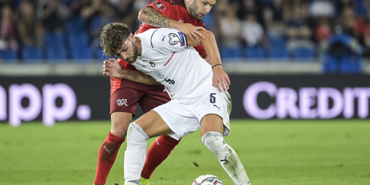 epa09450217 Switzerland's Renato Steffen (L) fights for the ball against Italy's Manuel Locatelli during the 2022 FIFA World Cup European Qualifying Group C soccer match between Switzerland and Italy in the St. Jakob-Park stadium in Basel, Switzerland, 05 September 2021. EPA-EFE/GEORGIOS KEFALAS