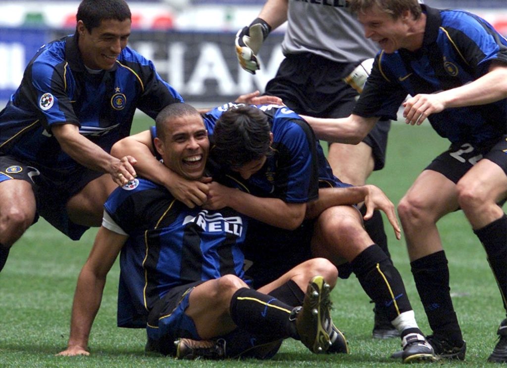 ROM32 - 20020428 - MILAN, ITALY : Brazilian striker of Inter Milan Luiz Ronaldo (C) is congratulated by teammates after he scored against Piacenza during their Italian Serie A soccer match in Milan, Sunday 28 April 2002. Inter won 3-1 and retains the overall lead with 69 points ahead of running up Juventus Turin (68) and outgoing Italy' s champion AS Roma (67) when only one match is missing for the end of 2001-2002 championship. EPA PHOTO ANSA/DANIEL DAL ZENNARO/pal/mr