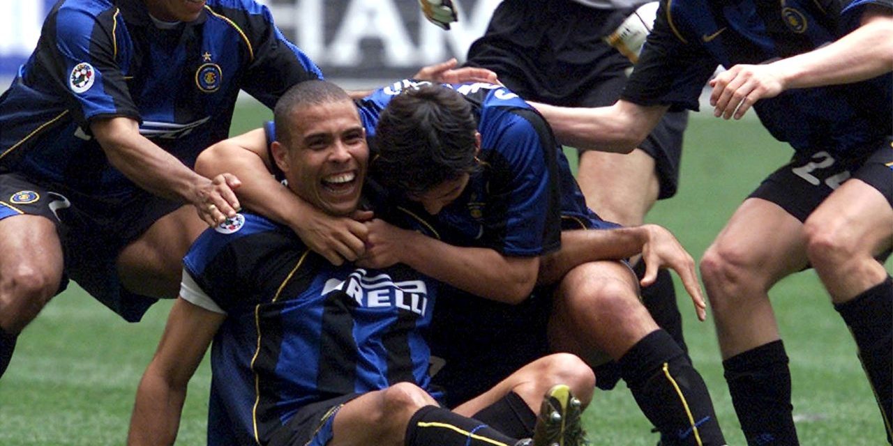ROM32 - 20020428 - MILAN, ITALY : Brazilian striker of Inter Milan Luiz Ronaldo (C) is congratulated by teammates after he scored against Piacenza during their Italian Serie A soccer match in Milan, Sunday 28 April 2002. Inter won 3-1 and retains the overall lead with 69 points ahead of running up Juventus Turin (68) and outgoing Italy' s champion AS Roma (67) when only one match is missing for the end of 2001-2002 championship. EPA PHOTO ANSA/DANIEL DAL ZENNARO/pal/mr
