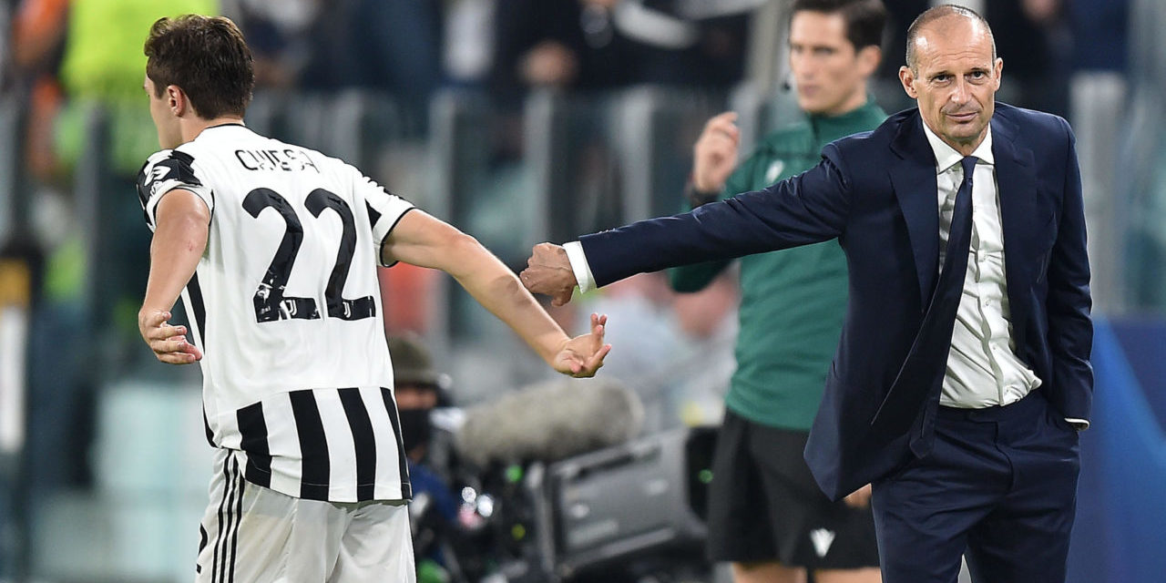 epa09496496 Juventus? Federico Chiesa (L) jubilates with his coach Massimiliano Allegri after scoring the 1-0 goal during the UEFA Champions League group H soccer match Juventus FC vs Chelsea FC at Allianz Stadium in Turin, Italy, 29 september 2021. EPA-EFE/ALESSANDRO DI MARCO