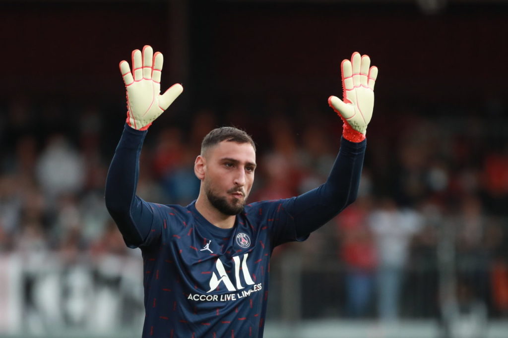 epa09422367 Paris Saint Germain goalkeeper Gianluigi Donnarumma greets the fans during the warm up prior to the French Ligue 1 soccer match between Paris Saint Germain and the Stade Brestois in Brest, France, 20 August 2021. EPA-EFE/Christophe Petit Tesson
