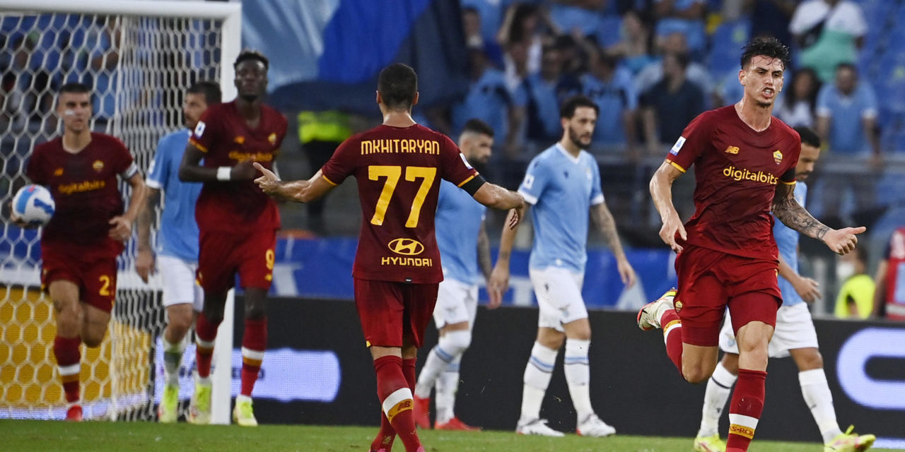 epa09490194 Roma's Roger Ibanez (R) celebrates after scoring his team's first goal during the Italian Serie A soccer match between SS Lazio and AS Roma at the Olimpico stadium in Rome, Italy, 26 September 2021. EPA-EFE/Riccardo Antimiani