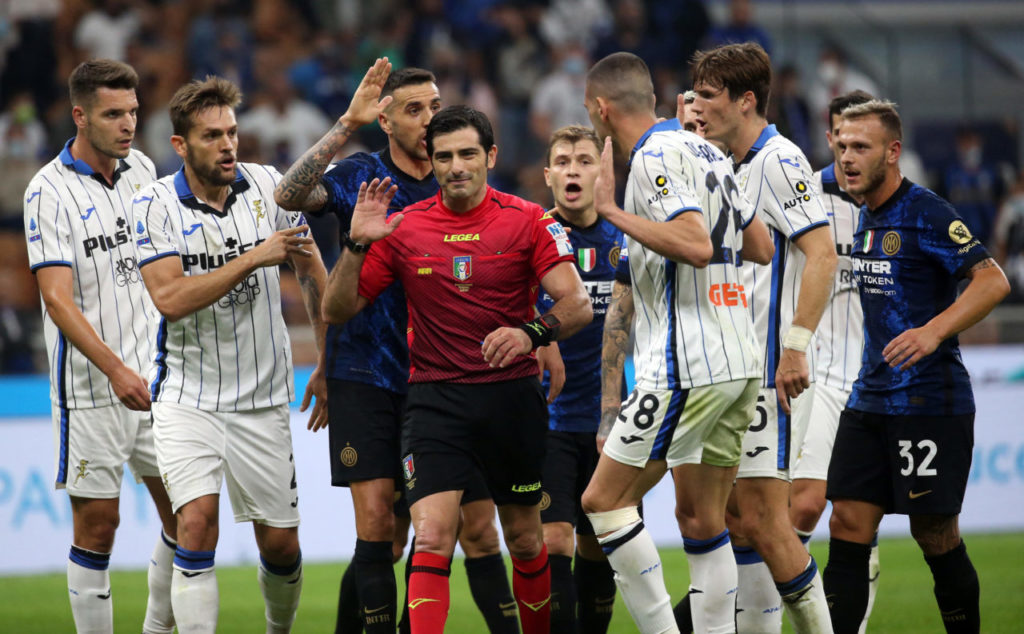 epa09488103 Players argue with referee Fabio Maresca during the Italian Serie A soccer match between FC Inter and Atalanta at Giuseppe Meazza stadium in Milan, Italy, 25 September 2021. EPA-EFE/MATTEO BAZZI