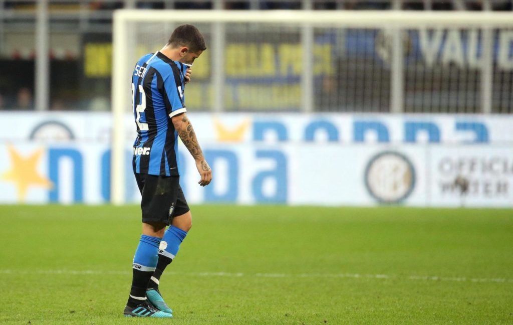 epa07902270 Inter's Stefano Sensi leaves the pitch due to an injury during the Italian serie A soccer match between FC Inter and Juventus FC at Giuseppe Meazza stadium in Milan, Italy, 6 October 2019. EPA-EFE/MATTEO BAZZI