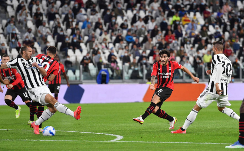 epa09477176 Milan's Sandro Tonali (2-R) in action during the Italian Serie A soccer match between Juventus FC and AC Milan in Turin, Italy, 19 September 2021. EPA-EFE/ALESSANDRO DI MARCO