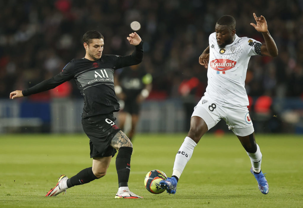 epa09526080 Paris Saint Germain's Mauro Icardi (L) and Ismael Traore of Angers SCOin action during the Ligue 1 soccer match between Paris Saint Germain and Angers SCO in Paris, France, 15 October 2021. EPA-EFE/IAN LANGSDON