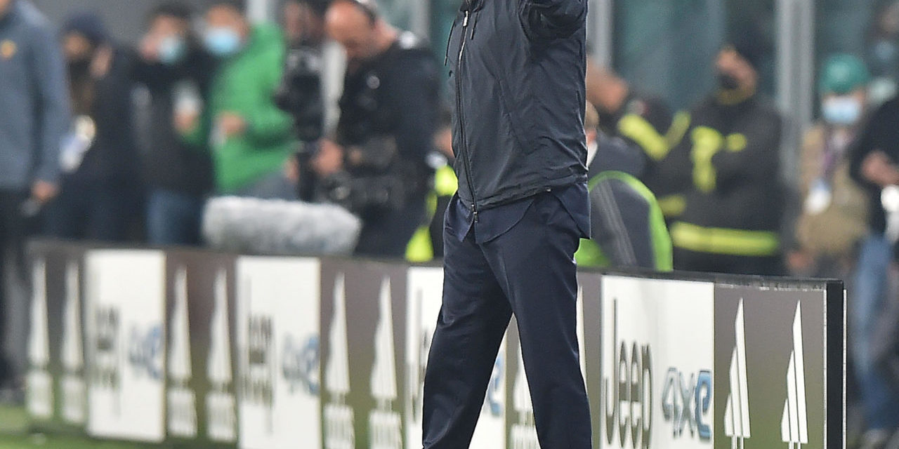 epa09529260 Roma?s coach Jose Mourinho reacts during the Italian Serie A soccer match Juventus FC vs AS Roma at Allianz Stadium in Turin, Italy, 17 october 2021. EPA-EFE/ALESSANDRO DI MARCO