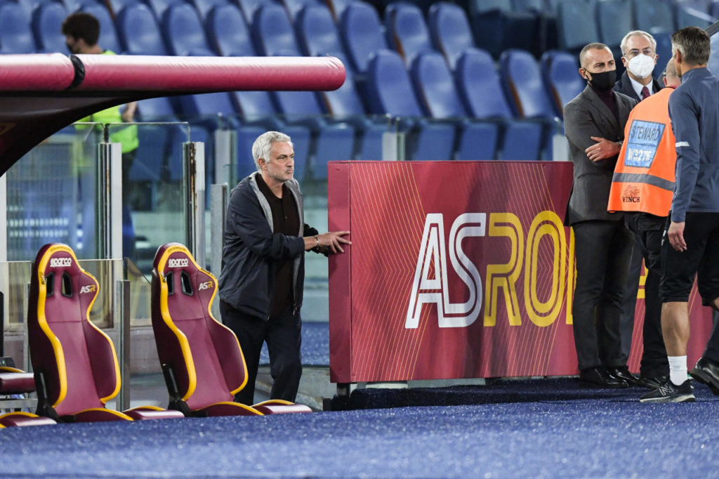 epa09544152 Roma's coach Jose Mourinho (L) reacts after being shown a red card during the Italian Serie A soccer match AS Roma vs SSC Napoli at Olimpico stadium in Rome, Italy, 24 October 2021. EPA-EFE/ALESSANDRO DI MEO