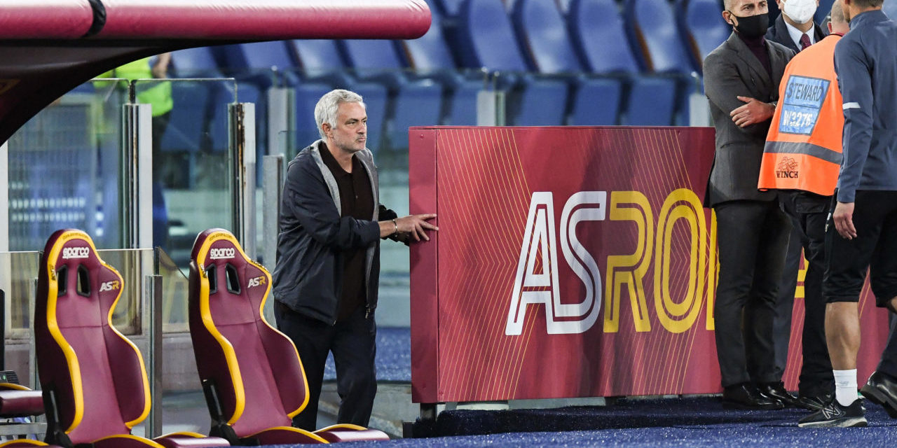 epa09544152 Roma's coach Jose Mourinho (L) reacts after being shown a red card during the Italian Serie A soccer match AS Roma vs SSC Napoli at Olimpico stadium in Rome, Italy, 24 October 2021. EPA-EFE/ALESSANDRO DI MEO
