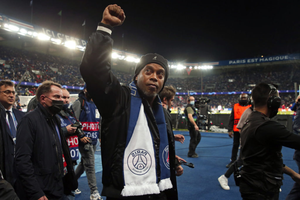 epa09533220 Former PSG soccer player Ronaldinho greets the fans prior to the UEFA Champions League group A soccer match between Paris Saint-Germain (PSG) and RB Leipzig in Paris, France, 19 October 2021. EPA-EFE/Christophe Petit Tesson