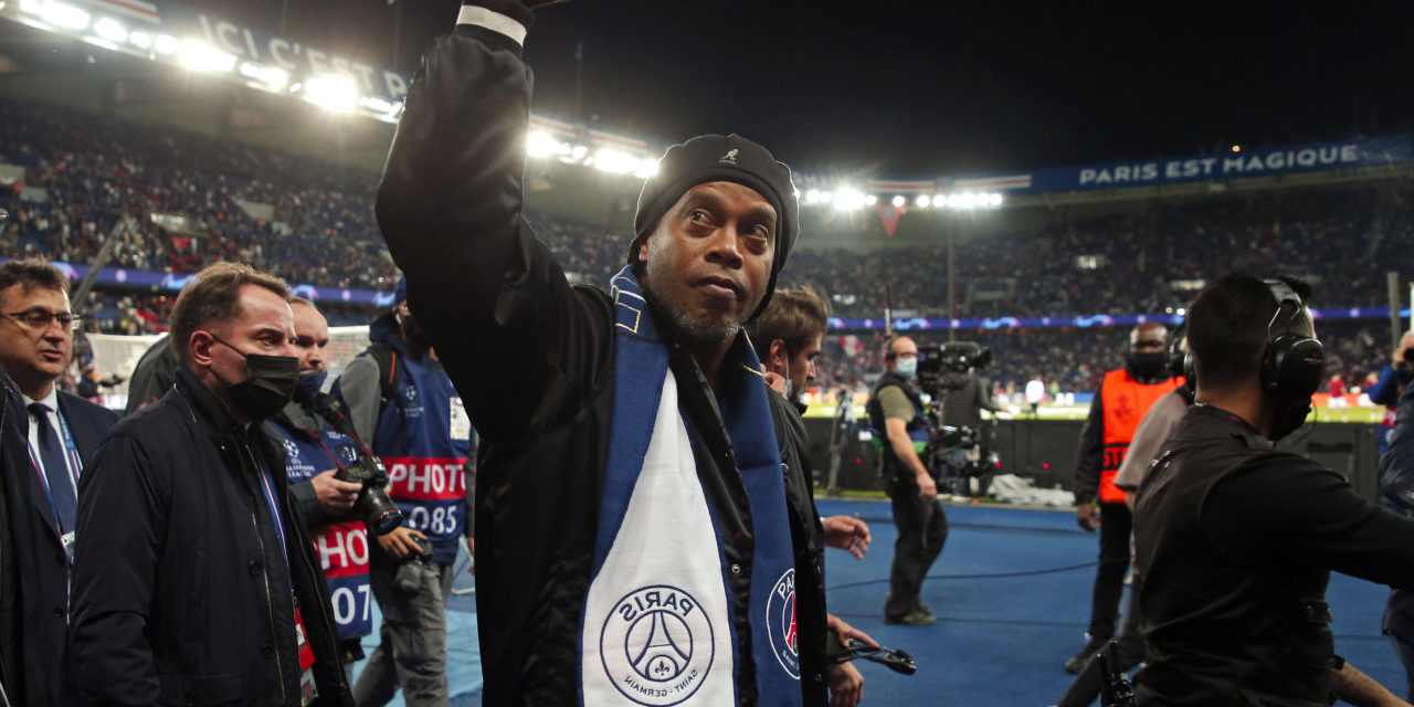 epa09533220 Former PSG soccer player Ronaldinho greets the fans prior to the UEFA Champions League group A soccer match between Paris Saint-Germain (PSG) and RB Leipzig in Paris, France, 19 October 2021. EPA-EFE/Christophe Petit Tesson