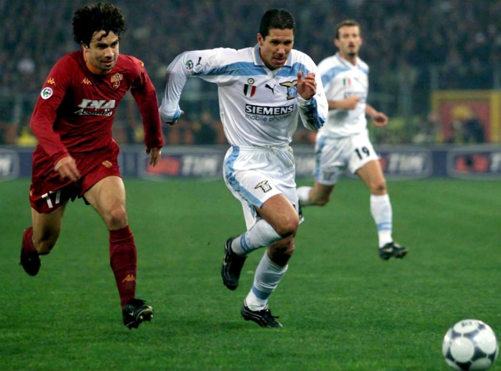 I30 - 20001217 - ROME, ITALY : Damiano Tommasi (L) of AC Roma and Argentinian Diego Simeone of Lazio Rome go after the ball during their Serie A derby match, Sunday 17 December 2000.
