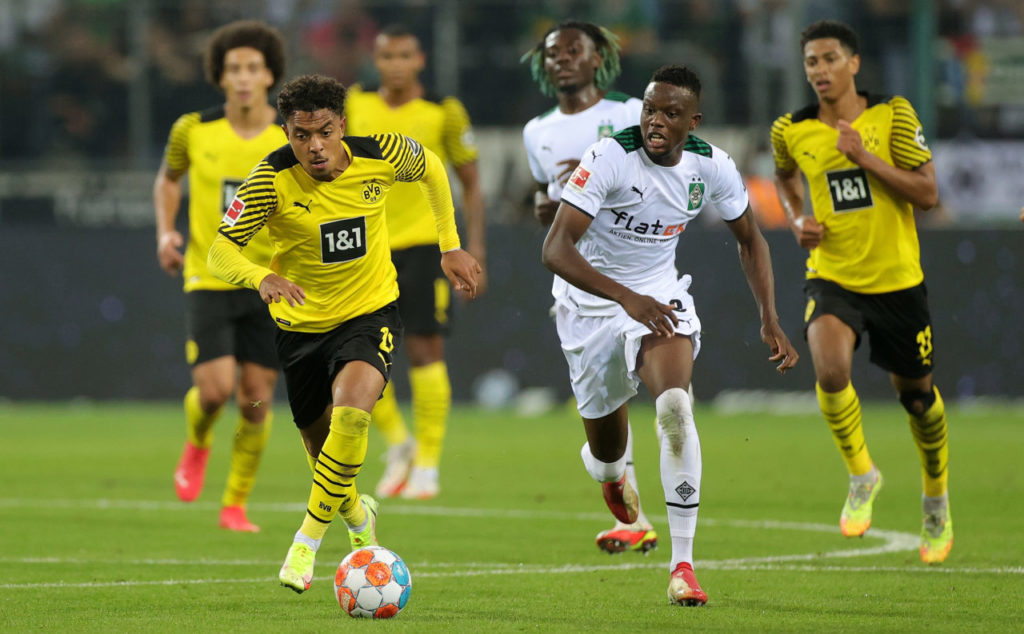 epa09488060 Dortmund's Donyell Malen (L) in action against Moenchengladbach's Denis Zakaria (R) during the German Bundesliga soccer match between Borussia Moenchengladbach and Borussia Dortmund at Borussia-Park in Moenchengladbach, Germany, 25 September 2021. EPA-EFE/FRIEDEMANN VOGEL CONDITIONS - ATTENTION: The DFL regulations prohibit any use of photographs as image sequences and/or quasi-video.