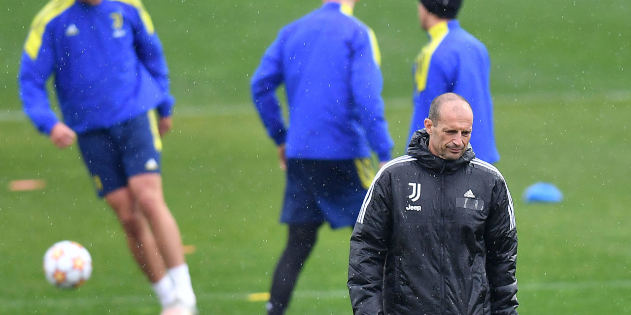 epa09557494 Juventus' head coach Massimiliano Allegri (front) leads his team's training session at the Juventus Training Center Continassa in Turin, Italy, 01 November 2021. Juventus FC will face Zenit St. Petersburg in their UEFA Champions League group H soccer match on 02 November 2021. EPA-EFE/Alessandro Di Marco