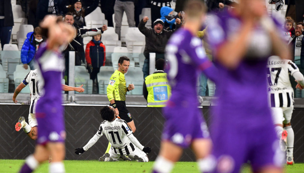 epa09568679 Juventus' Juan Cuadrado (back) celebrates after scoring the 1-0 lead during the Italian Serie A soccer match between Juventus FC and ACF Fiorentina in Turin, Italy, 06 November 2021. EPA-EFE/ALESSANDRO DI MARCO