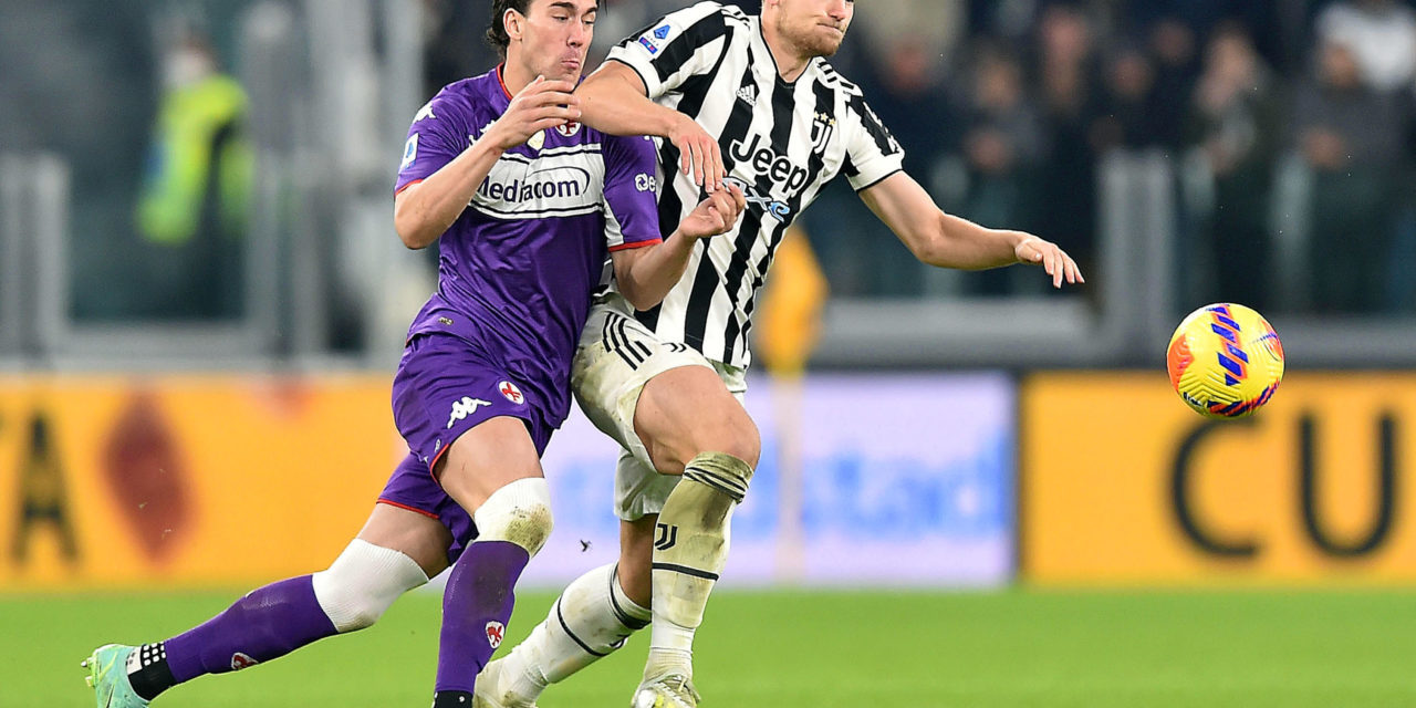 epa09568611 Juventus' Matthijs de Ligt (R) and Fiorentina's Dusan Vlahovic (L) in action during the Italian Serie A soccer match between Juventus FC and ACF Fiorentina in Turin, Italy, 06 November 2021. EPA-EFE/ALESSANDRO DI MARCO