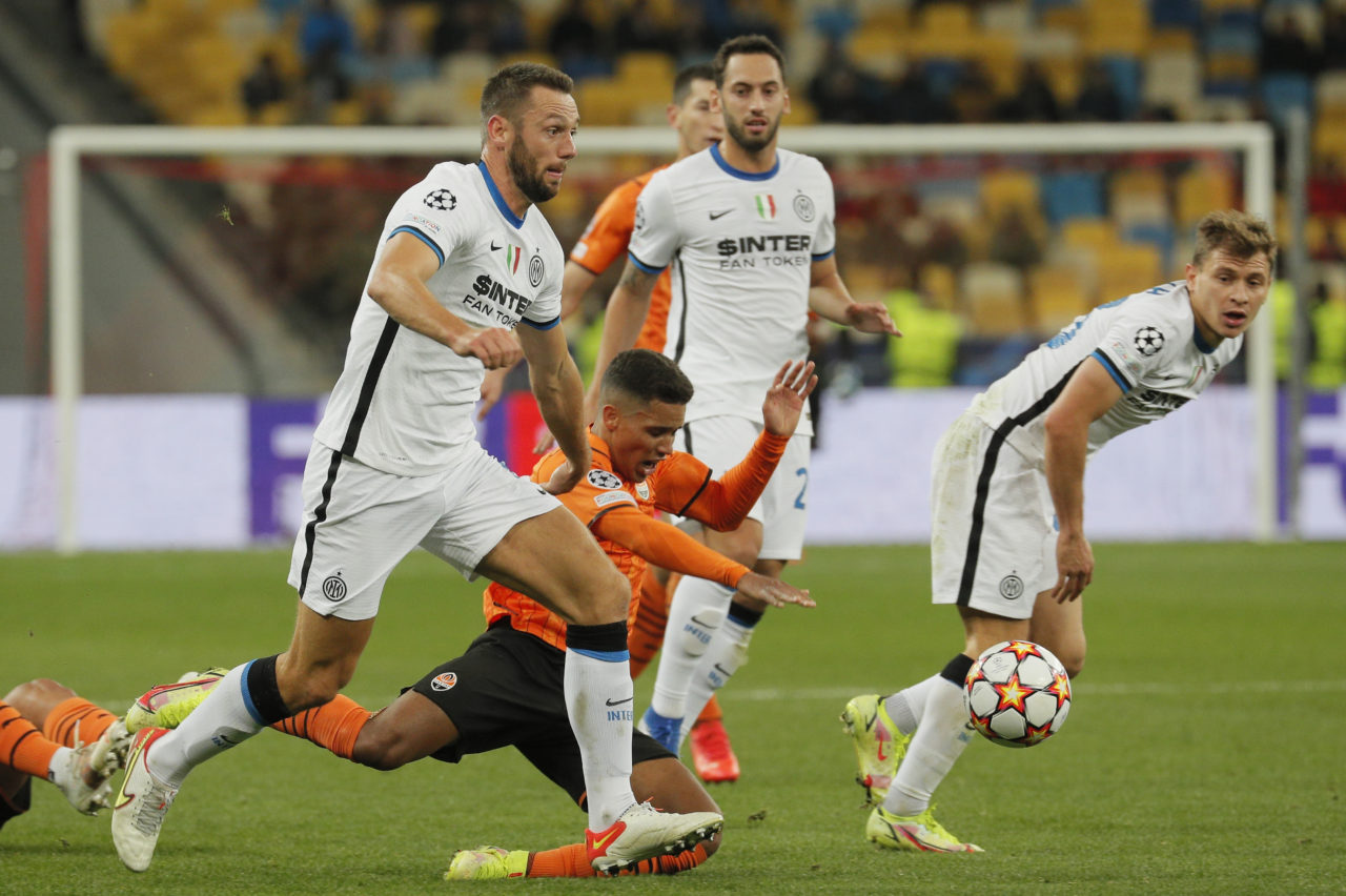 epa09493822 Shakhtar's Pedrinho (down) in action with Inter's Stefan de Vrij (L) during the UEFA Champions League group D soccer match between Shakhtar Donetsk and Inter Milan in Kiev, Ukraine, 28 September 2021. EPA-EFE/Sergey Dolzhenko