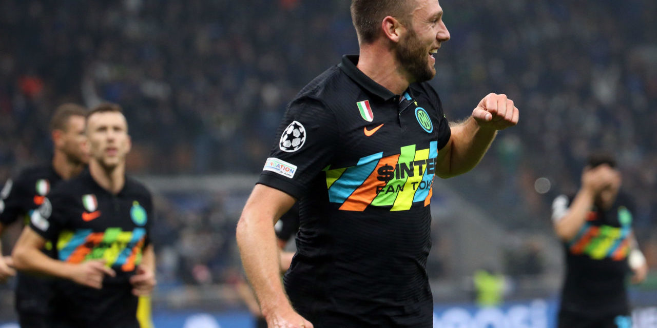 epa09533090 Inter Milan?s Stefan de Vrij jubilates after scoring the 3-1 goal during the UEFA Champions League group D soccer match between FC Inter and FC Sheriff Tiraspol at Giuseppe Meazza stadium in Milan, Italy, 19 October 2021. EPA-EFE/MATTEO BAZZI