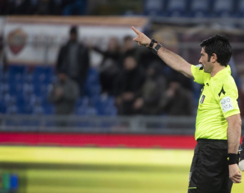epa07429801 Referee Fabio Maresca cancels the 2-2 Empoli's goal after the VAR review during the Italian Serie A soccer match AS Roma vs Empoli FC at the Olimpico stadium in Rome, Italy, 11 March 2019. EPA-EFE/MAURIZIO BRAMBATTI