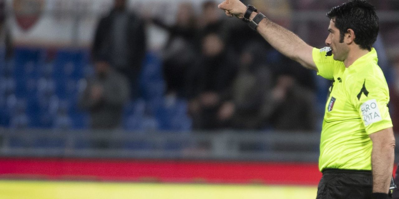 epa07429801 Referee Fabio Maresca cancels the 2-2 Empoli's goal after the VAR review during the Italian Serie A soccer match AS Roma vs Empoli FC at the Olimpico stadium in Rome, Italy, 11 March 2019. EPA-EFE/MAURIZIO BRAMBATTI