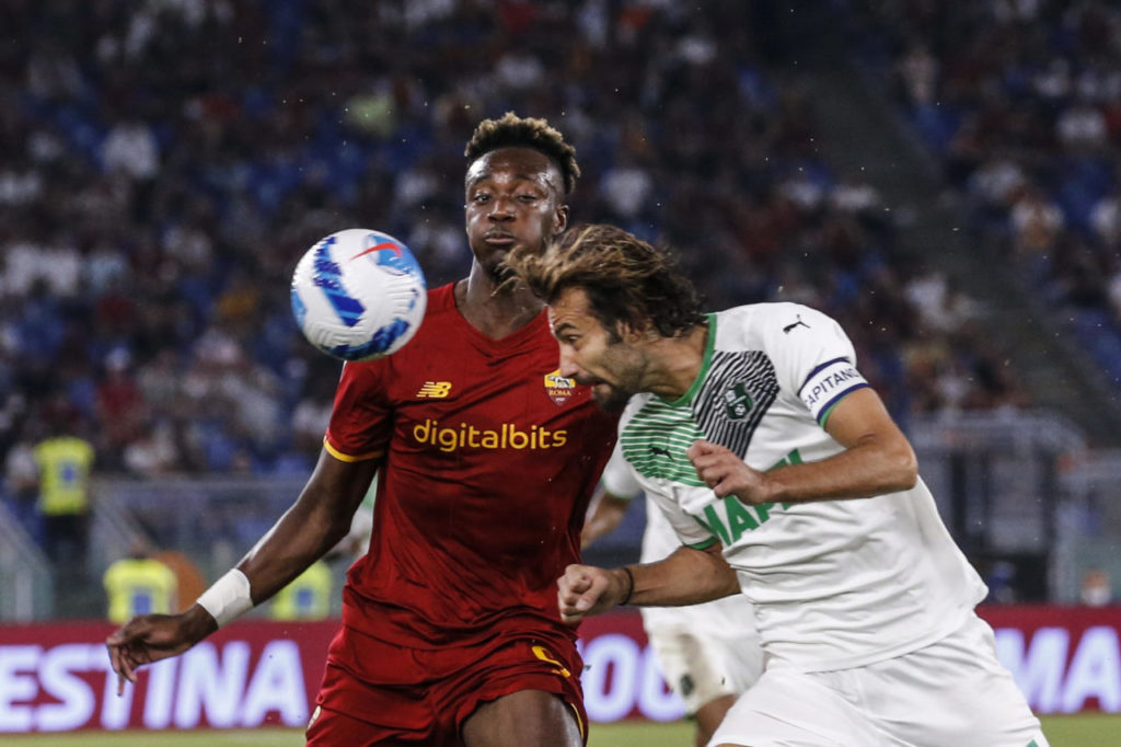 epa09464363 Roma's Tammy Abraham (L) in action against Sassuolo's Gian Marco Ferrari (R) during the Italian Serie A soccer match between AS Roma and US Sassuolo Calcio at the Olimpico stadium in Rome, Italy, 12 September 2021. EPA-EFE/FABIO FRUSTACI